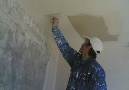 内墙腻子粉能立即放水刮墙吗?